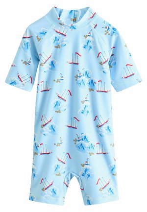 Costume da bagno blu a maniche corte con stampa di onde e barche a vela, dotato di colletto alto, chiusura con zip e aperture elastiche per le gambe.