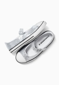 Scarpe argento scintillanti in stile Mary Jane, con punta rotonda, punta in gomma bianca, cinturino alla caviglia con fibbia e parte superiore testurizzata.