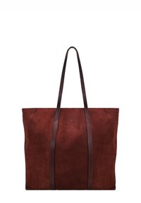 Bolso tote de ante marrón con correas de cuero oscuro y un diseño sencillo y limpio. Presenta detalles de costura y una abertura superior para un acceso fácil.