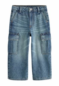 Pantaloni scurți cargo din denim de culoare albastru mediu, cu două buzunare laterale, un buzunar la spate și o croială relaxată cu tiv răsucit.