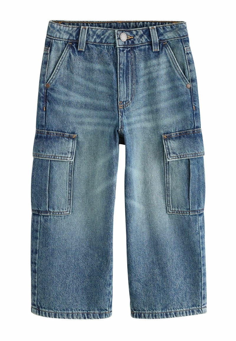 Pantaloni scurți cargo din denim de culoare albastru mediu, cu două buzunare laterale, un buzunar la spate și o croială relaxată cu tiv răsucit.