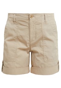 Pantaloni corti beige casual con risvolti, chiusura con bottone, passanti per cintura e tasche a toppa frontali, mostrati su uno sfondo bianco.