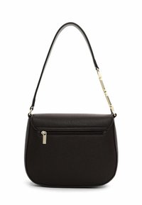 Borsa a tracolla nera con texture, fondo curvo, tasca con cerniera sulla parte anteriore e una singola tracolla con accento in catena d'oro.