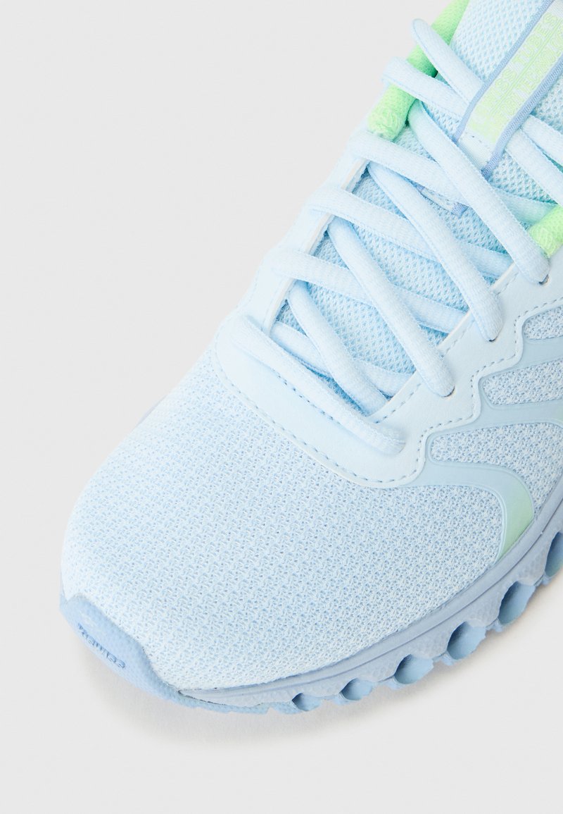 Helles blaues Sport Schuhwerk aus Netzstoff mit bunten Akzenten. Fokus auf dem Zehenbereich und dem einzigartigen Sohlen-Design.