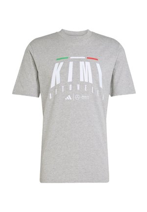 Siva pamučna majica kratkih rukava s velikim bijelim tekstom "KIMI ANTONELLI" i zelenim i crvenim prugama iznad. Adidas logo na dnu.