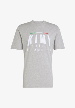 Siva pamučna majica kratkih rukava s velikim bijelim tekstom "KIMI ANTONELLI" i zelenim i crvenim prugama iznad. Adidas logo na dnu.