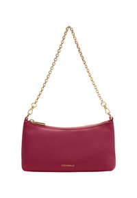 Pochette en cuir rose avec chaîne en or, de forme ovale, texture lisse, fermeture zippée sur le dessus, logo embossé à l'avant.