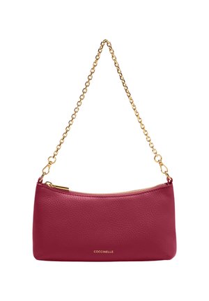 Pochette en cuir rose avec chaîne en or, de forme ovale, texture lisse, fermeture zippée sur le dessus, logo embossé à l'avant.