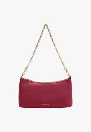 Clutch in pelle rosa con tracolla a catena dorata, forma ovale, texture liscia, chiusura con zip superiore, logo impresso sul davanti.