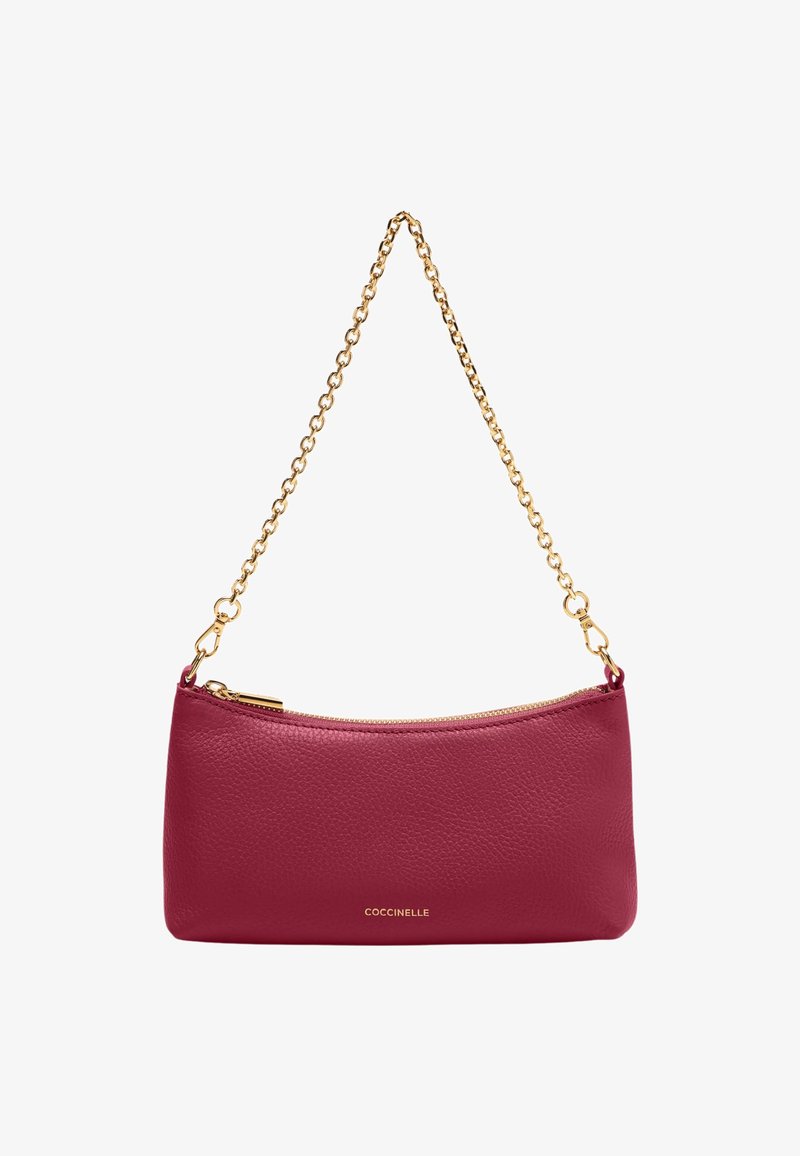 Roze leren clutch met gouden kettingriem, ovale vorm, gladde textuur, bovenste ritssluiting, geëmbosseerd logo aan de voorkant.