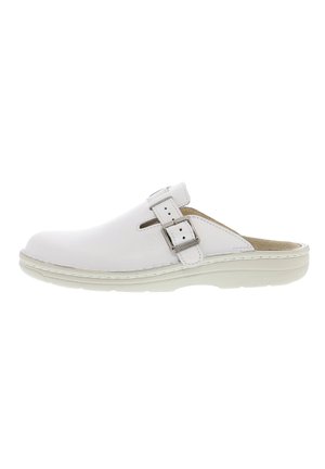 Weißer Slip-on-Clog aus Leder mit verstellbarem Schnallenriemen und gepolsterter Sohle, entworfen für Komfort und einfaches An- und Ausziehen.
