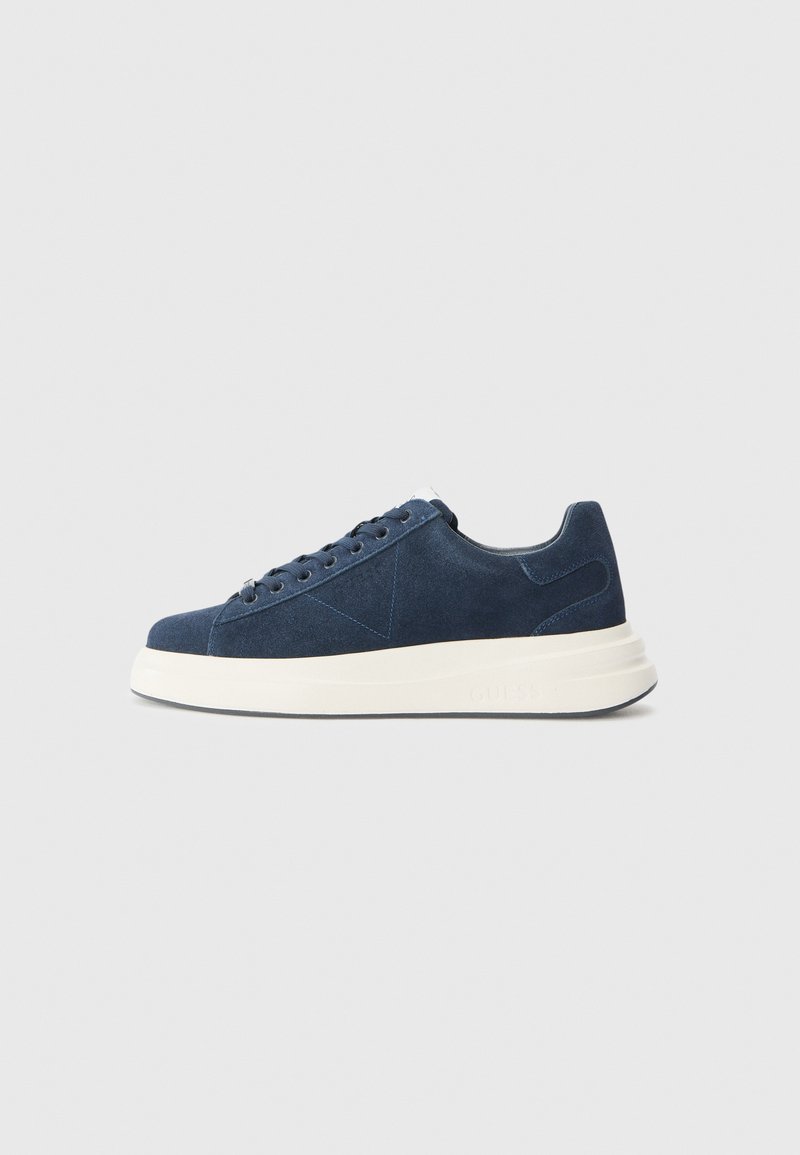 Laikennavy suede-kengät valkoisella kummipohjalla, jossa on kuusi silmukkaa, tekstiilitäytteet ja minimalistinen muotoilu hienovaraisilla ompeluyksityiskohdilla.