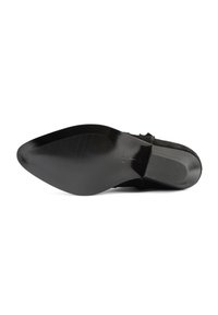 Talpa de pantof din suede negru, cu un finisaj neted și strălucitor, având un model de tracțiune din cauciuc; include un mic detaliu de branding aproape de călcâi.