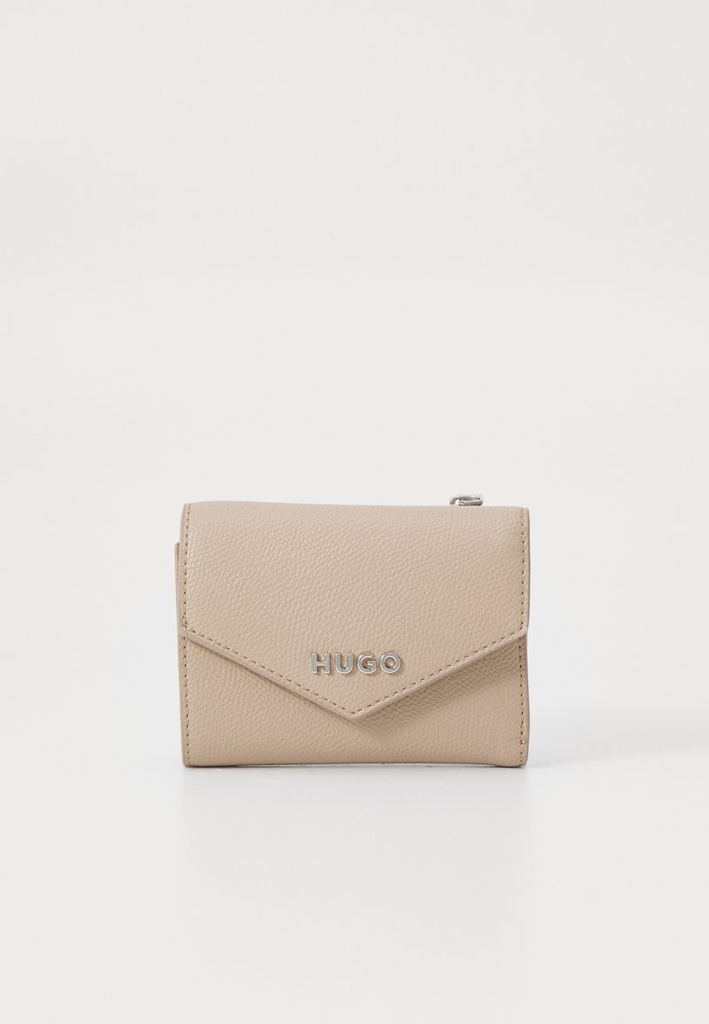 Portefeuille en cuir beige avec une finition texturée, doté d'un rabat triangulaire, d'un logo "HUGO" embossé et d'une fermeture à pression argentée.