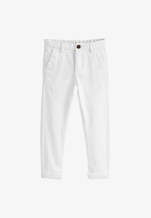 Valged vabaajakvaliteediga püksid, millel on nööpidega sulgumine, vööaasad, küljetaskud ja ülesrullitud sääred.