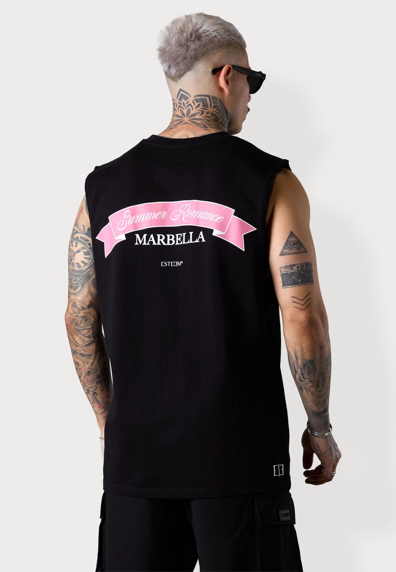 T-shirt sans manches noir avec un imprimé rose au dos portant la mention "Summer Romance MARBELLA". Matière en coton, coupe décontractée.