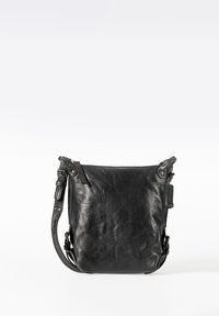 Svart läder crossbody-väska med platt form, justerbar rem och metallaccenter. Har en slät yta och enkel design.