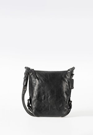 Sac à bandoulière en cuir noir avec une forme plate, une sangle ajustable et des accents en métal. Présente une texture lisse et un design simple.