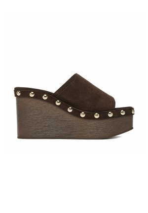 Sandalo con zeppa platform in camoscio marrone, punta aperta e borchie rotonde color oro lungo il bordo della suola.