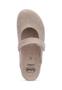 Beige filttoffel med rund tå och ett dekorativt band över insteget. Har en vadderad sula och gummisula.