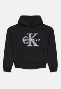 Črna kapuca iz mešanice bombaža, ki ima spredaj okrogel logotip z napisom "Calvin Klein" v beli barvi in "CK" v sijoči srebrni.