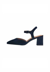 Navy suede high-heeled schoen met een spitse neus, enkelband en sluitsysteem, en een blokhak met een matte textuur.