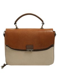Bolso en tonos marrón claro y crema con un acabado texturizado, que presenta un asa superior y un acento marrón contrastante a lo largo de la solapa. Detalles de hardware en plata.