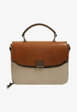 Kabelka v odstínech tělové a krémové s texturovaným povrchem, vybavená horním madlem a kontrastním hnědým akcentem podél klopny. Detail v podobě stříbrného kování.