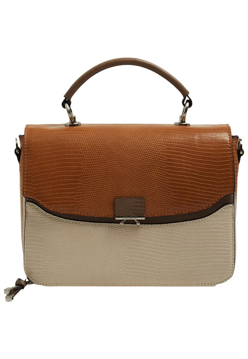 Bolso en tonos marrón claro y crema con un acabado texturizado, que presenta un asa superior y un acento marrón contrastante a lo largo de la solapa. Detalles de hardware en plata.