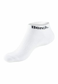 Weißer Knöchelsocke aus einer Baumwollmischung, mit einem gerippten Muster und einem schwarzen "Bench."-Logo nahe der Oberkante. Insgesamt einfaches und funktionales Design.