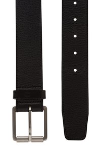 Cinturón de cuero negro con una textura suave, que presenta una hebilla de metal plateada, cinco agujeros para ajuste y un logo en la correa.