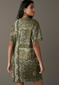 Next PETITE FIT - D SLUB ABSTRCT FLRL - Freizeitkleid - khaki green