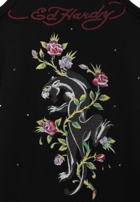 Schwarzes, geripptes Stoffoberteil mit einem auffälligen Panther-Design, das mit bunten Rosen verwoben ist, ergänzt durch kleine Edelsteine. Ed Hardy-Logo angezeigt.