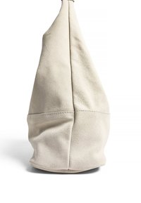 Beige mockaskväska med en rundad bas och en avsmalnande design. Har synlig sömnad längs en horisontell söm. Mjuk textur.