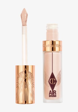 Flüssiger Concealer in einem hellen Nude-Ton, verpackt in einer transparenten Flasche mit goldenen Akzenten. Verfügt über einen flachen Applikator für eine präzise Anwendung.