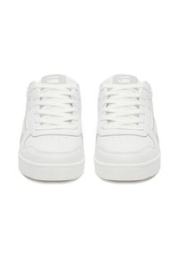 Par de zapatillas blancas de caña baja con cordones, caja de dedos perforada y un logo en la lengüeta, mostradas desde el frente sobre un fondo blanco.