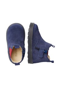 Stivaletti blu in pelle scamosciata con finitura testurizzata, suola in gomma nera, zip laterale e dettaglio rosso sul tacco. Adatti per un look casual.