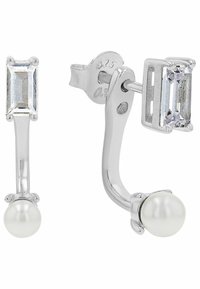 Pendientes de plata con un diseño vertical, piedras rectangulares transparentes y un acento de perla blanca redonda en la parte inferior.