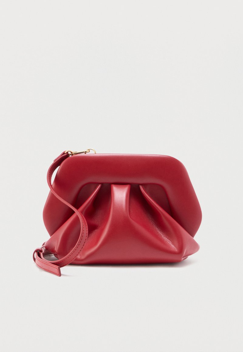 Pochette en cuir rouge avec cadre structuré et design plissé, dotée d'une bandoulière amovible pour le poignet et d'une fermeture à pression dorée.