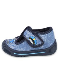 Blaue Jeansschuhe mit Klettverschluss, mit dekorativer Stickerei eines blauen Charakters und einer Polizeimütze. Texturierte Gummisohle, abgerundete Zehen.