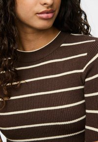 Maglione marrone a coste con strisce orizzontali color crema; presenta un collo rotondo e un tessuto testurizzato, mettendo in evidenza un design aderente.