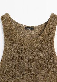 Hnědý pletený top bez rukávů z texturované příze, s výstřihem ve tvaru lodi a štítkem "Massimo Dutti" na zadní straně.