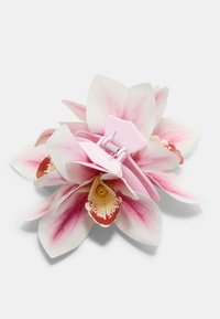 Fascia per capelli floreale rosa con grandi petali sintetici con punte bianche e dettagli accurati, fissata con una fibbia rosa in plastica.