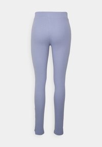 Világoskék leggings rugalmas derékkal és testhezálló szabással. Puha anyagból készült, további minták vagy fémrészek nélkül.