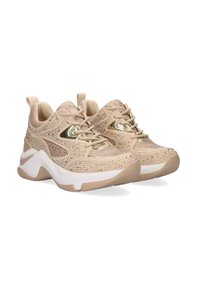 Zapatillas beige con adornos brillantes, parte superior de malla, acentos metálicos, punta redonda y una suela blanca gruesa con detalles beige.