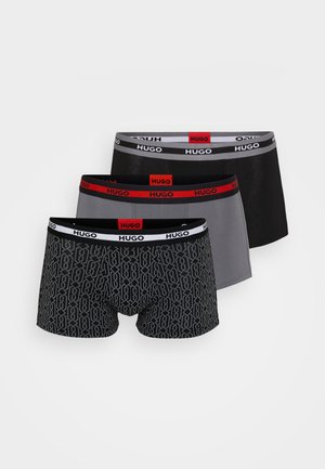 Trei perechi de slipuri pentru bărbați: una cu model negru, una gri uni și una neagră uni, având curele elastice cu detalii ale logo-ului.