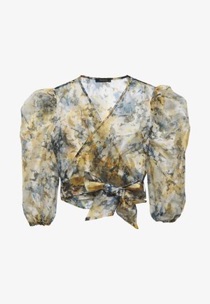 Bloemenwikkelblouse van doorschijnende stof; met blauwe, gele en grijze patronen. Pofmouwen met elastische manchetten; taille gestrikt voor extra detail.