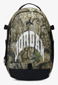 Kamikaze batoh s čiernym základom, s veľkým bielym logom "JORDAN". Textúrovaný, odolný materiál a nastaviteľné popruhy.