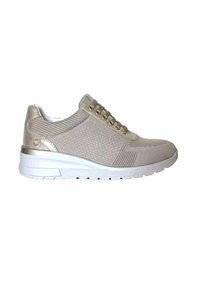Le sneakers presentano una tomaia in maglia leggera beige, dettagli dorati e una suola in gomma bianca con un motivo di presa testurizzato. Design classico con lacci.