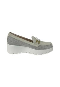 Scarpa slip-on in suede grigio e mesh con suola platform bianca, caratterizzata da un fiocco decorativo con hardware dorato sulla parte anteriore.
